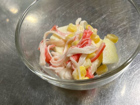 リンゴとコーンとかにかまのサラダ